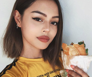 'Hot girl môi mọng' Lily Maymac đang có mặt ở Sài Gòn