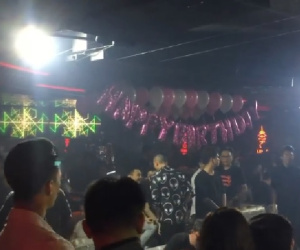 Nhiều dân chơi vứt ma túy, bóng cười rồi tìm cách tháo chạy khi công an ập vào quán bar ở trung tâm Sài Gòn