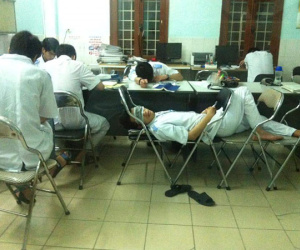Sinh viên trường Y: Ăn tranh thủ, ngủ khẩn trương, ế là chuyện thường
