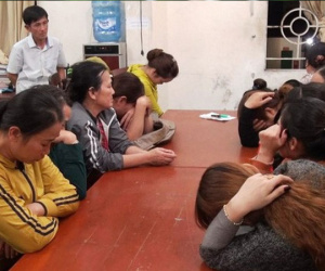 Tạm giữ hàng chục 'quý bà' trong ổ bạc núp bóng đám giỗ