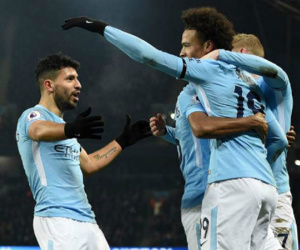 Aguero lập hat-trick, Man City giữ khoảng cách 12 điểm với Man Utd