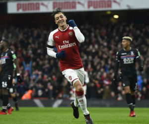 Ghi bốn bàn trong 17 phút, Arsenal thắng đậm khi vắng Sanchez