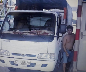 Nhân viên trạm thu phí T2 bị tài xế giật điện thoại