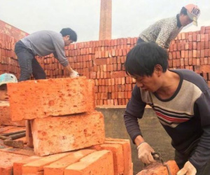 Trả nợ lương công nhân bằng... 290.000 viên gạch