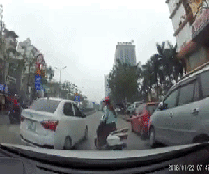 Clip: Cắt ngang sang đường nhưng không được, Ninja Lead loay hoay húc 3 phát vào hông ô tô rồi mới chịu đi