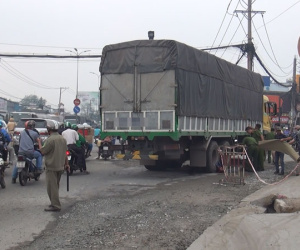 Con trai bị thương, mẹ già tử vong mắc kẹt dưới gầm xe tải sau va chạm kinh hoàng