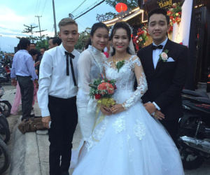 Hình ảnh chú rể khóc như mưa trong ngày cưới vì thương bố mẹ vợ đã gả con gái cho mình khiến cộng đồng mạng xôn xao