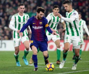 Messi lập siêu kỷ lục đi bóng, fan đội bạn vỗ tay như Ro vẩu