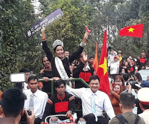 Người dân Ê Đê lái xe máy cày đến đón Hoa hậu H’Hen Niê