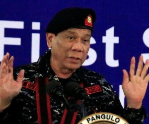 Ông Duterte: 'Cảnh sát, quân đội cứ bắn nếu tôi tham quyền'