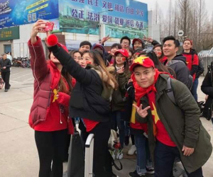 CĐV Việt Nam tại Trung Quốc vượt hàng trăm cây số để cổ vũ cho đội tuyển U23 Việt Nam trước trận đấu lịch sử với Qatar