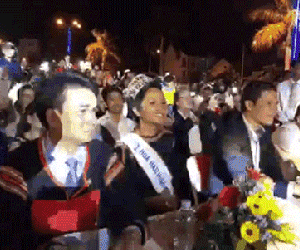 Chẳng Hoa hậu nào vượt được sự hồn nhiên của H'Hen Niê: Ngồi bàn đại biểu vẫn nhún nhẩy tưng bừng