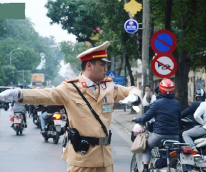 Gặp anh CSGT gây sốt với clip 'vừa phân luồng vừa đập tay mọi người' để ăn mừng chiến thắng của U23 Việt Nam