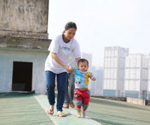 Hà Nội: Bà bầu 8 tháng dắt con nhỏ đi qua mái tôn nhà chung cư vì thang máy hỏng