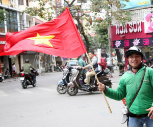 Hà Nội: Người dân ùn ùn kéo đi mua cờ hoa trước trận bóng lịch sử của U23 Việt Nam