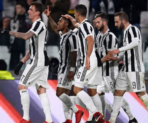Juventus hạ Genoa, bám sát Napoli ở Serie A