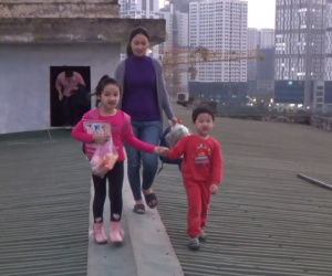 Video: Người Hà Nội đi trên mái nhà vì thang máy chung cư hỏng