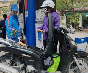 Xe máy và taxi mua xăng E5 là chủ yếu