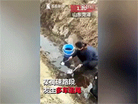 Xe tải lật, dân Trung Quốc thi nhau múc dầu ăn dưới mương