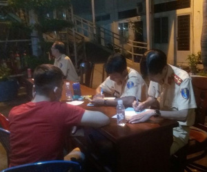 CĐV phấn khích: 'Em có làm gì sai đâu mà giữ?'
