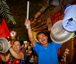 Người Sài Gòn cầm xoong chảo xuống đường mừng U23 Việt Nam chiến thắng