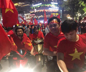Phó thủ tướng Vũ Đức Đam xuống đường mừng chiến thắng của U23 Việt Nam
