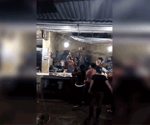 Video: Mải mê cổ vũ U23 Việt Nam, chị bán thịt heo bất chấp quăng cả quầy thịt