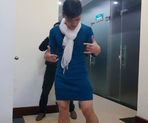 Việt Nam nói là làm: U23 thì đã thắng còn anh chàng này sáng nay đã phải mặc váy catwalk dọc văn phòng công ty