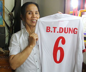 Bố mẹ Quang Hải, Tiến Dũng hủy đi Trung Quốc vào phút chót