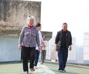 Chủ tịch Hà Nội yêu cầu kiểm tra vụ người dân đi trên mái nhà vì thang máy chung cư hỏng