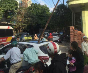 Đưa con đi khám bệnh, thanh sắt rơi trúng nóc xe taxi tử vong