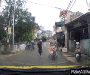Clip: Đang cãi nhau ngoài đường, nam thanh niên bất ngờ tìm xe ô tô rồi lao thẳng đầu vào