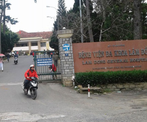 Đang cứu người, nữ bác sĩ bị côn đồ đánh thủng màng nhĩ