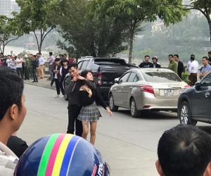 Lào Cai: Nam thanh niên nghi ngáo đá dùng dao kề cổ cô gái trẻ, ép lên xe cùng bỏ trốn