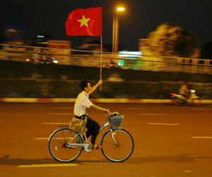 Nam sinh Sài Gòn thong dong đạp xe với lá cờ đỏ được người qua đường tặng