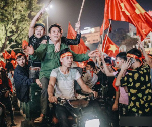 Nữ phóng viên Nhật 'ngả mũ' khi chứng kiến cách ăn mừng U23 của người Hà Nội: Đêm qua quậy tưng bừng vậy mà sáng ra vẫn khỏe khoắn đi làm!