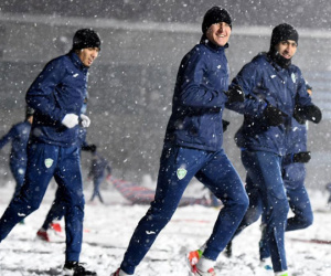U23 Uzbekistan hào hứng tập dưới tuyết, Việt Nam rèn quân trong nhà