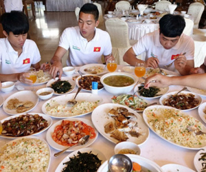 Vì sao HLV Park cấm U23 Việt Nam vừa ăn vừa dùng điện thoại?