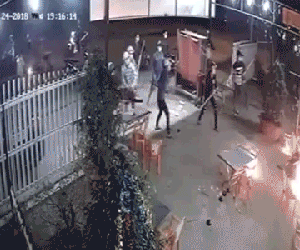 Video: Chủ quán nhậu ném bom xăng chống trả 20 thanh niên cầm dao đòi chém