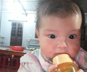 Xôn xao bé trai bị bỏ rơi trước cổng chùa cùng lá thư