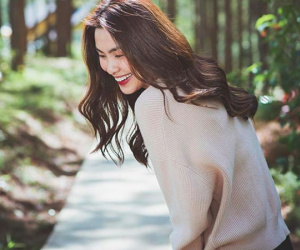 Chẳng cần dát lên người hàng hiệu, Hà Tăng cứ bình dị với 3 món đồ này là đẹp hết nấc