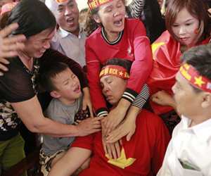 Mẹ trung vệ Tiến Dũng ngất xỉu sau bàn gỡ hòa của Quang Hải
