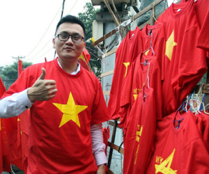 Người Sài Gòn ùn ùn đi mua cờ, băng rôn cổ vũ U23 Việt Nam 'lấy vàng'