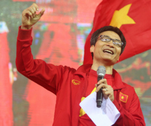 Phó thủ tướng Vũ Đức Đam hô vang tên từng cầu thủ sau trận đấu