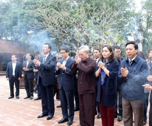 Phó thủ tướng Vũ Đức Đam kiểm tra đền Trần và chùa Hương trước mùa lễ hội