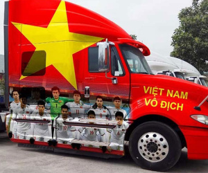Video: Hơn trăm ôtô gắn quốc kỳ diễu hành cổ vũ U23 Việt Nam