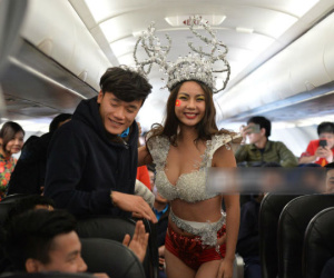 Bùi Tiến Dũng ngượng ngùng, nhắm tịt mắt chụp ảnh cùng người mẫu Lại Thanh Hương