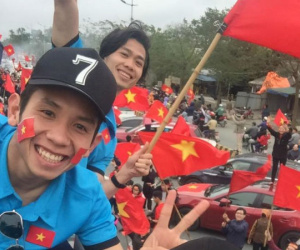 Công Phượng, Duy Mạnh cùng U23 Việt Nam liên tục check-in Facebook