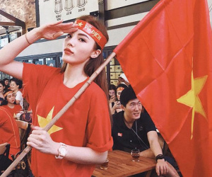 Hoa hậu, á hậu Việt mặc áo cờ đỏ cổ vũ đội tuyển U23 ở chung kết