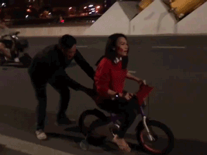 Mỹ Tâm đi dép kẹp, đạp xe 4 bánh 'đi bão' chúc mừng U23